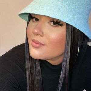 Meet your Posher, Maya